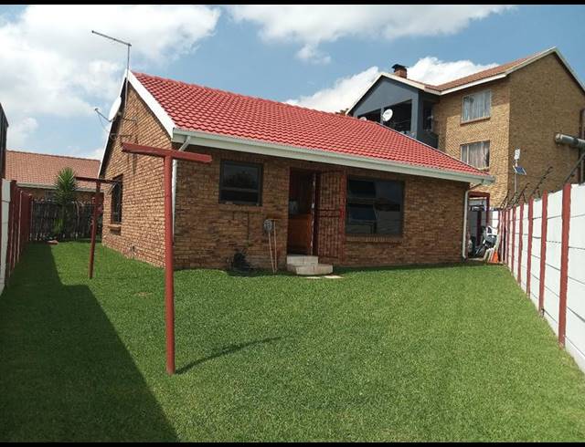 2 BEDROOM HOUSE FOR SALE IN GREENHILLS EXT 3